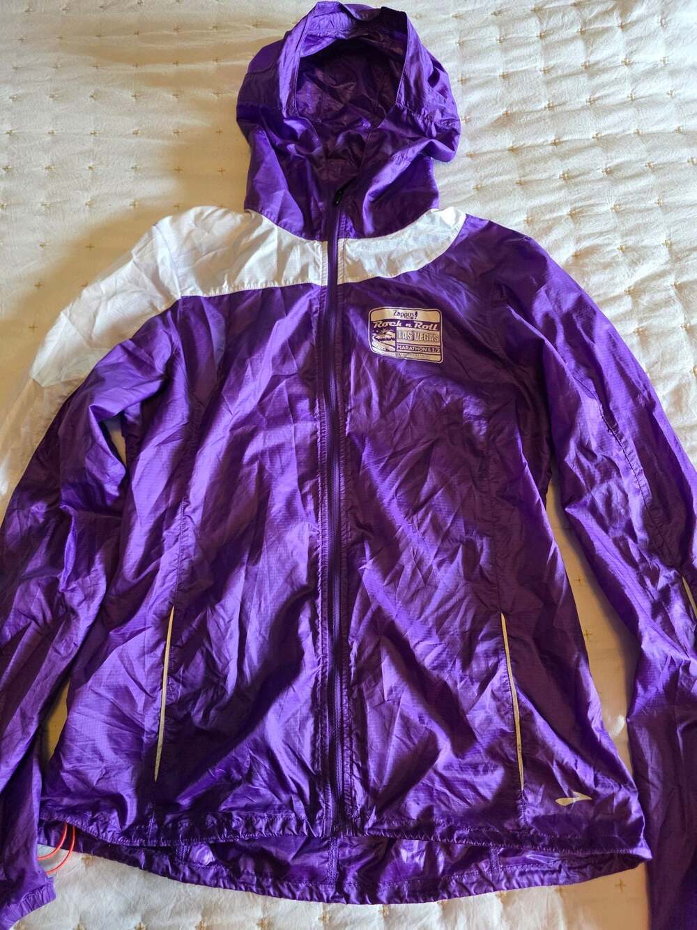 Brooks Women's Zappos Rock 'n' Roll Las Vegas Marathon & 1/2 Windbreaker Running